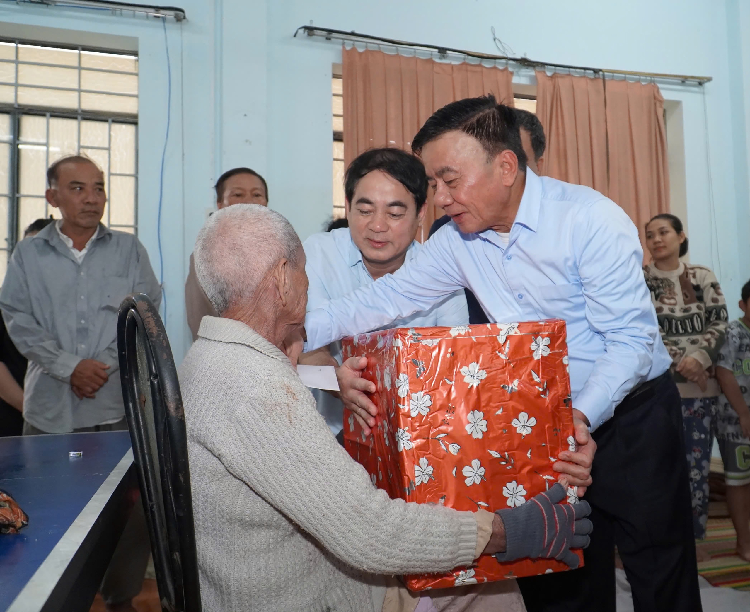 Thường trực Ban B&iacute; thư Trần Cẩm T&uacute;: Ưu ti&ecirc;n cao nhất l&agrave; cứu người, kh&ocirc;ng để d&acirc;n đ&oacute;i- Ảnh 1.