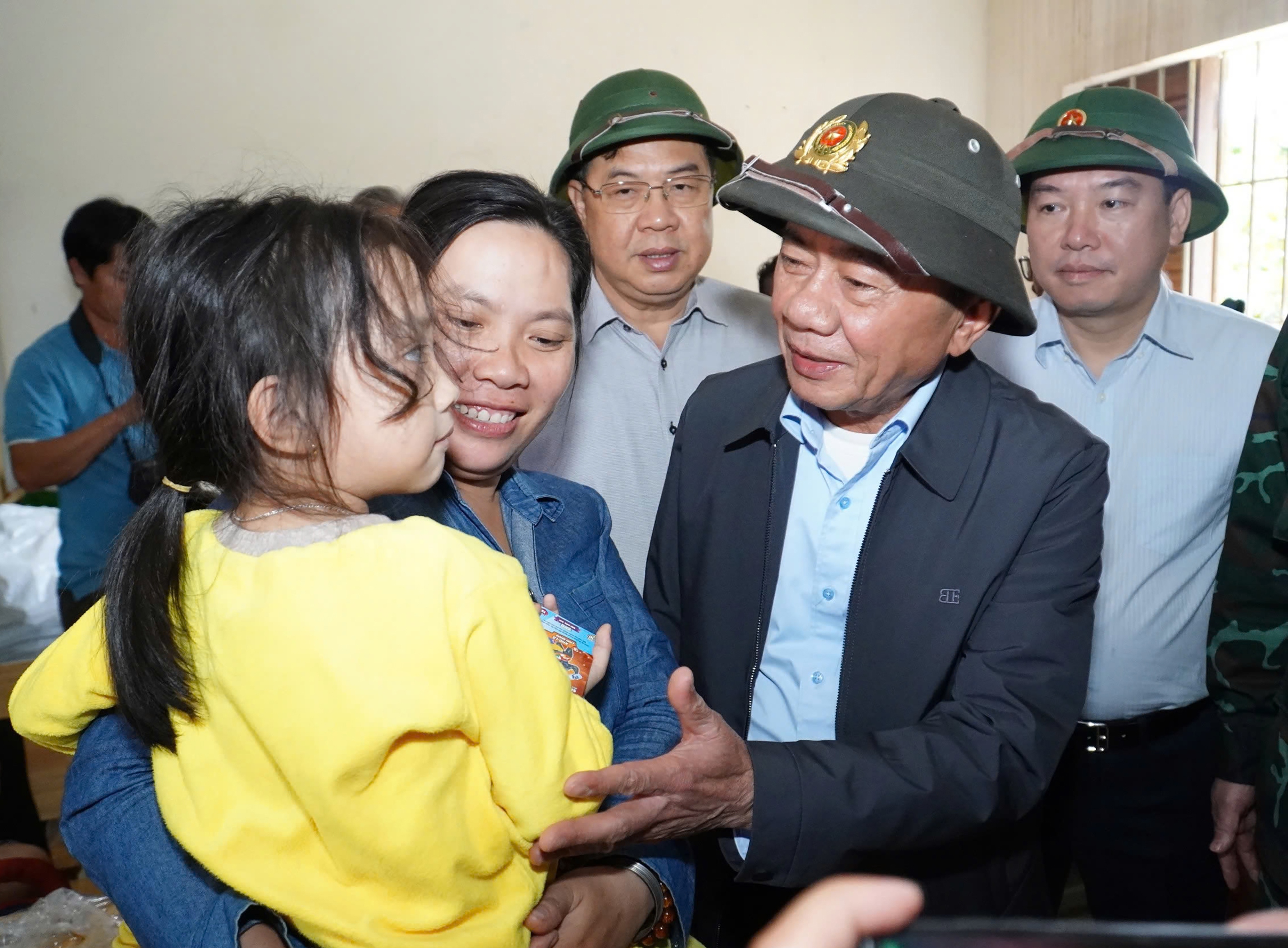 Thường trực Ban B&iacute; thư Trần Cẩm T&uacute;: Ưu ti&ecirc;n cao nhất l&agrave; cứu người, kh&ocirc;ng để d&acirc;n đ&oacute;i- Ảnh 2.