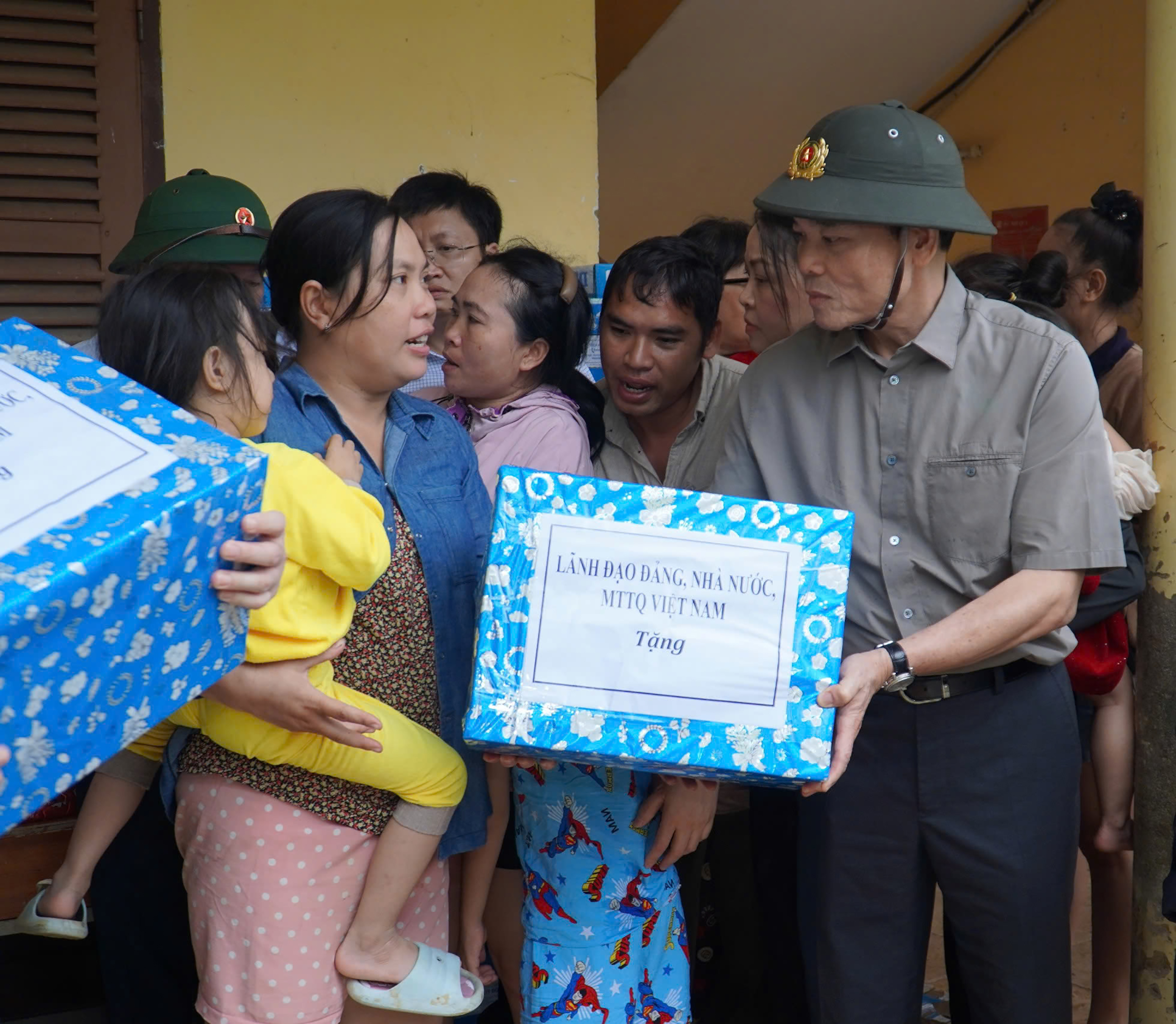 Thường trực Ban B&iacute; thư Trần Cẩm T&uacute;: Ưu ti&ecirc;n cao nhất l&agrave; cứu người, kh&ocirc;ng để d&acirc;n đ&oacute;i- Ảnh 5.