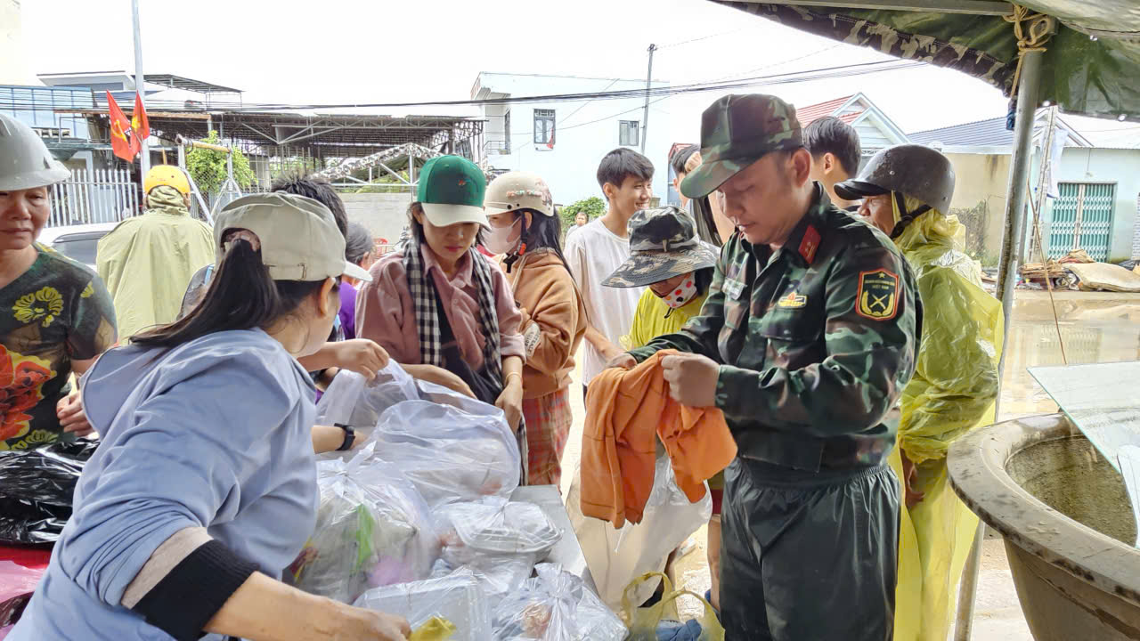 Kh&aacute;nh H&ograve;a: Thấm đẫm t&igrave;nh người n&iacute;u tay nhau vượt qua lũ dữ- Ảnh 1.