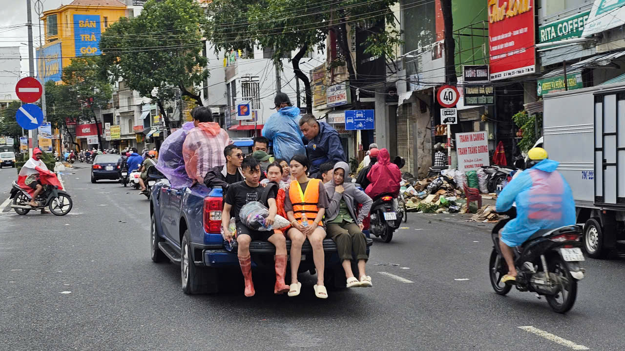 Kh&aacute;nh H&ograve;a: Thấm đẫm t&igrave;nh người n&iacute;u tay nhau vượt qua lũ dữ- Ảnh 5.