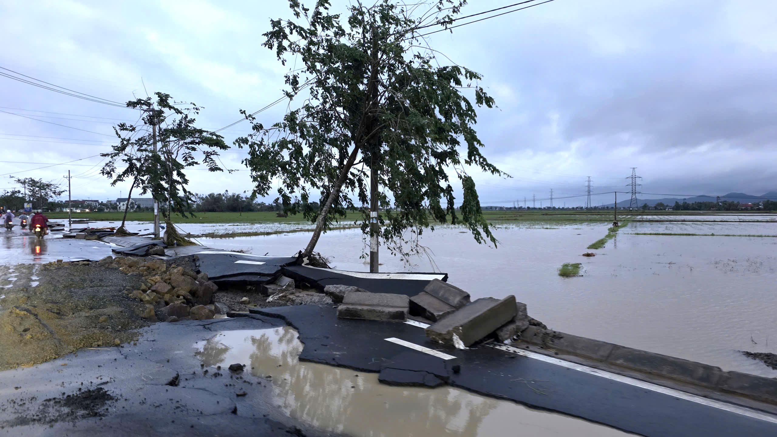 Đắk Lắk: X&oacute;t xa cảnh người d&acirc;n rốn lũ H&ograve;a Thịnh với tay nhận h&agrave;ng cứu trợ- Ảnh 3.