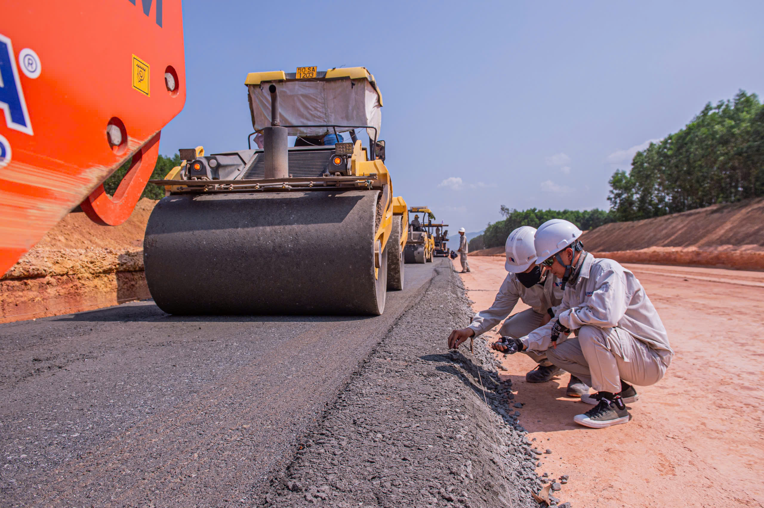 Khẩn trương kh&ocirc;i phục c&ocirc;ng trường sau mưa lũ, kh&ocirc;ng để chậm tiến độ cao tốc Bắc - Nam- Ảnh 1.