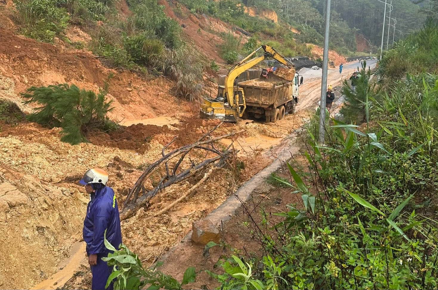 Quảng Ng&atilde;i: Sạt lở nghi&ecirc;m trọng tr&ecirc;n quốc lộ 24 qua Măng Đen, giao th&ocirc;ng t&ecirc; liệt- Ảnh 6.