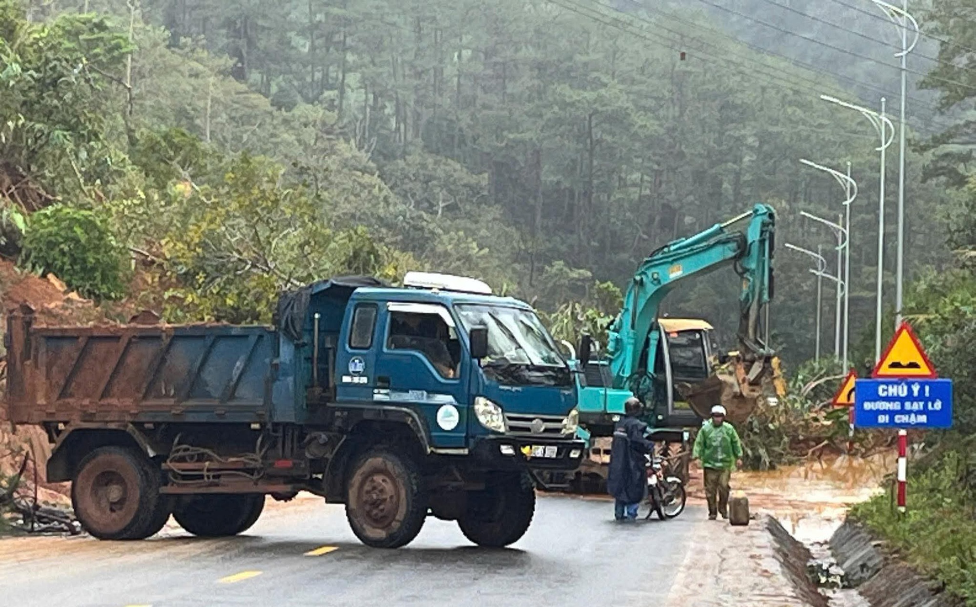 Quảng Ng&atilde;i: Sạt lở nghi&ecirc;m trọng tr&ecirc;n quốc lộ 24 qua Măng Đen, giao th&ocirc;ng t&ecirc; liệt- Ảnh 9.