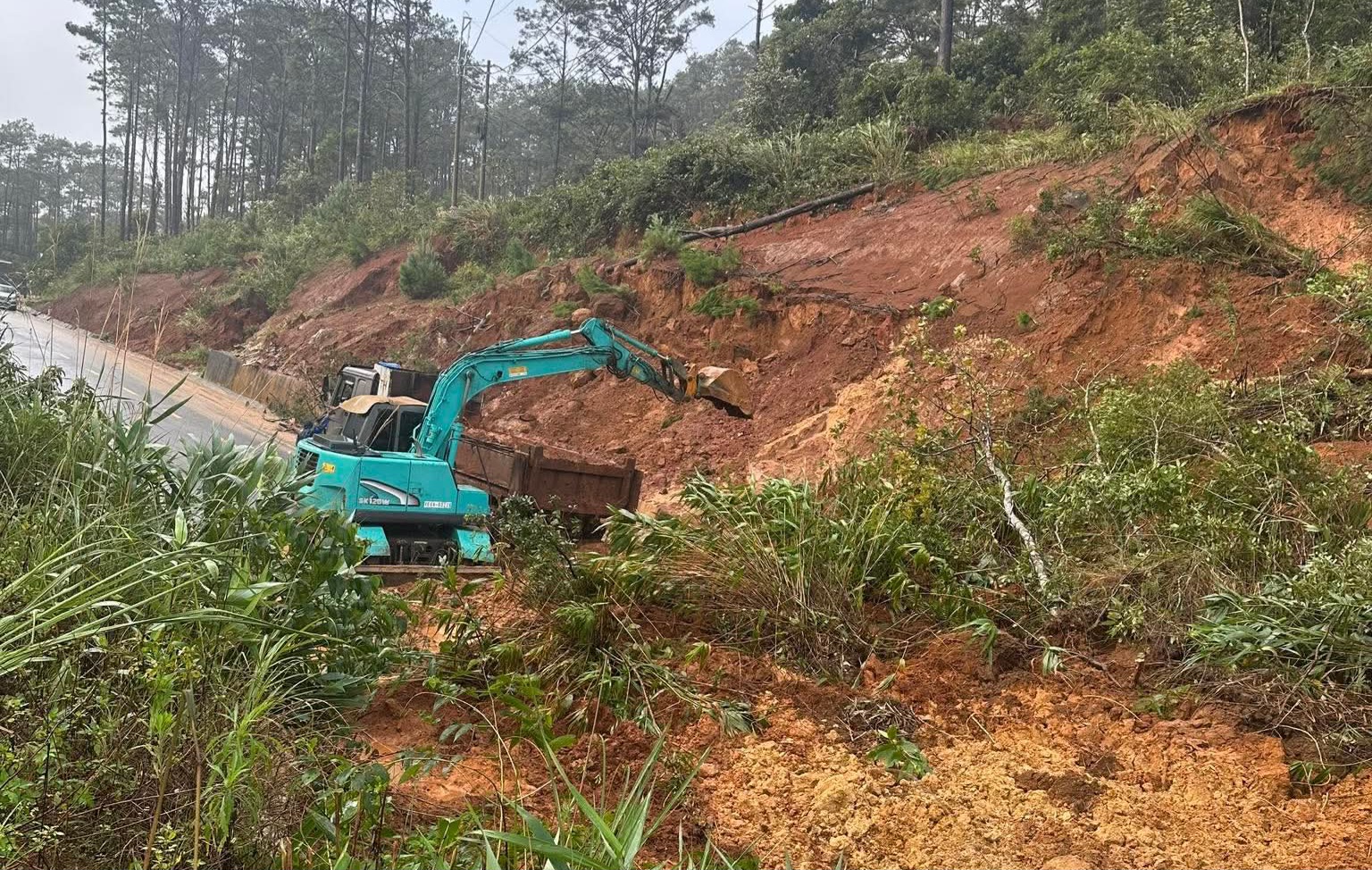 Quảng Ng&atilde;i: Sạt lở nghi&ecirc;m trọng tr&ecirc;n quốc lộ 24 qua Măng Đen, giao th&ocirc;ng t&ecirc; liệt- Ảnh 8.