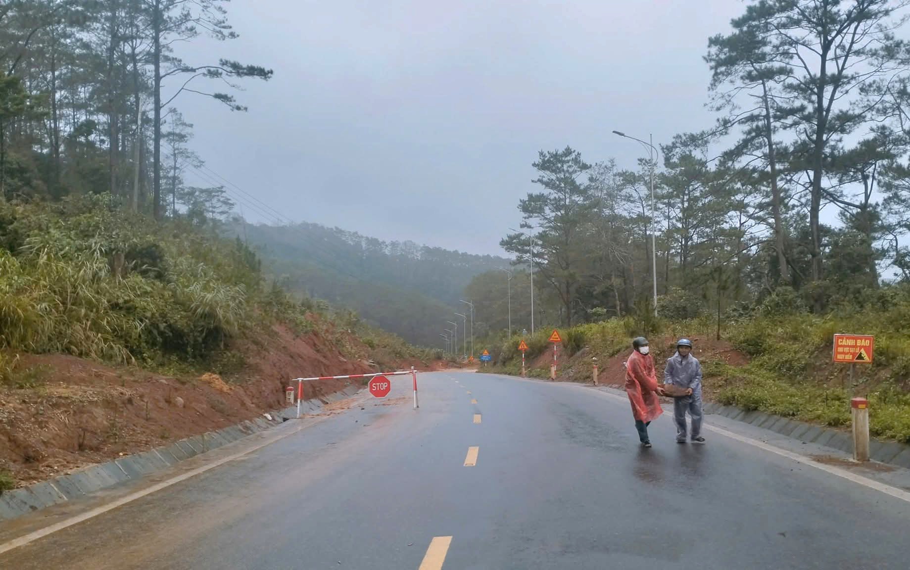Quảng Ng&atilde;i: Sạt lở nghi&ecirc;m trọng tr&ecirc;n quốc lộ 24 qua Măng Đen, giao th&ocirc;ng t&ecirc; liệt- Ảnh 13.