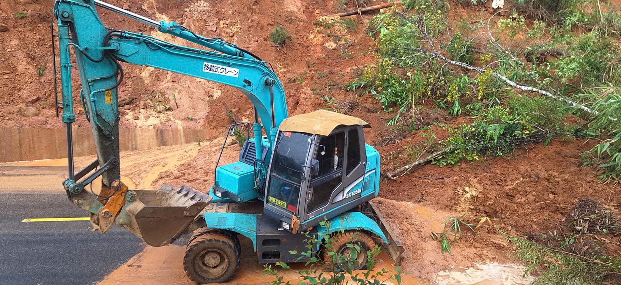Quảng Ng&atilde;i: Sạt lở nghi&ecirc;m trọng tr&ecirc;n quốc lộ 24 qua Măng Đen, giao th&ocirc;ng t&ecirc; liệt- Ảnh 11.