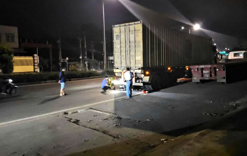 C&ocirc;ng an kh&aacute;m nghiệm hiện trường vụ tai nạn.