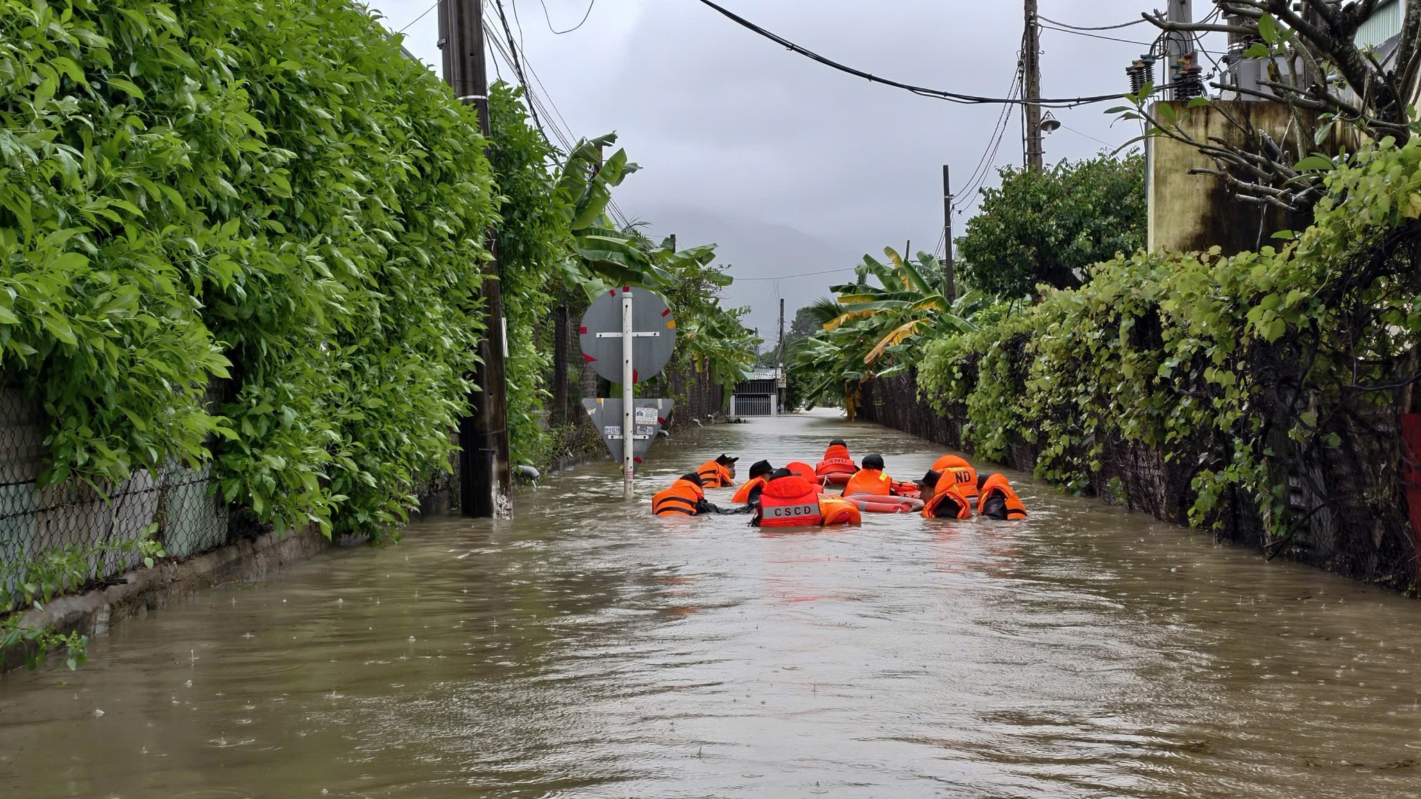 Người Diên Điền chia nhau nước ngọt, lội bùn nhão về nhà sau lũ- Ảnh 1. Người Diên Điền chia nhau nước ngọt, lội bùn nhão về nhà sau lũ- Ảnh 1.