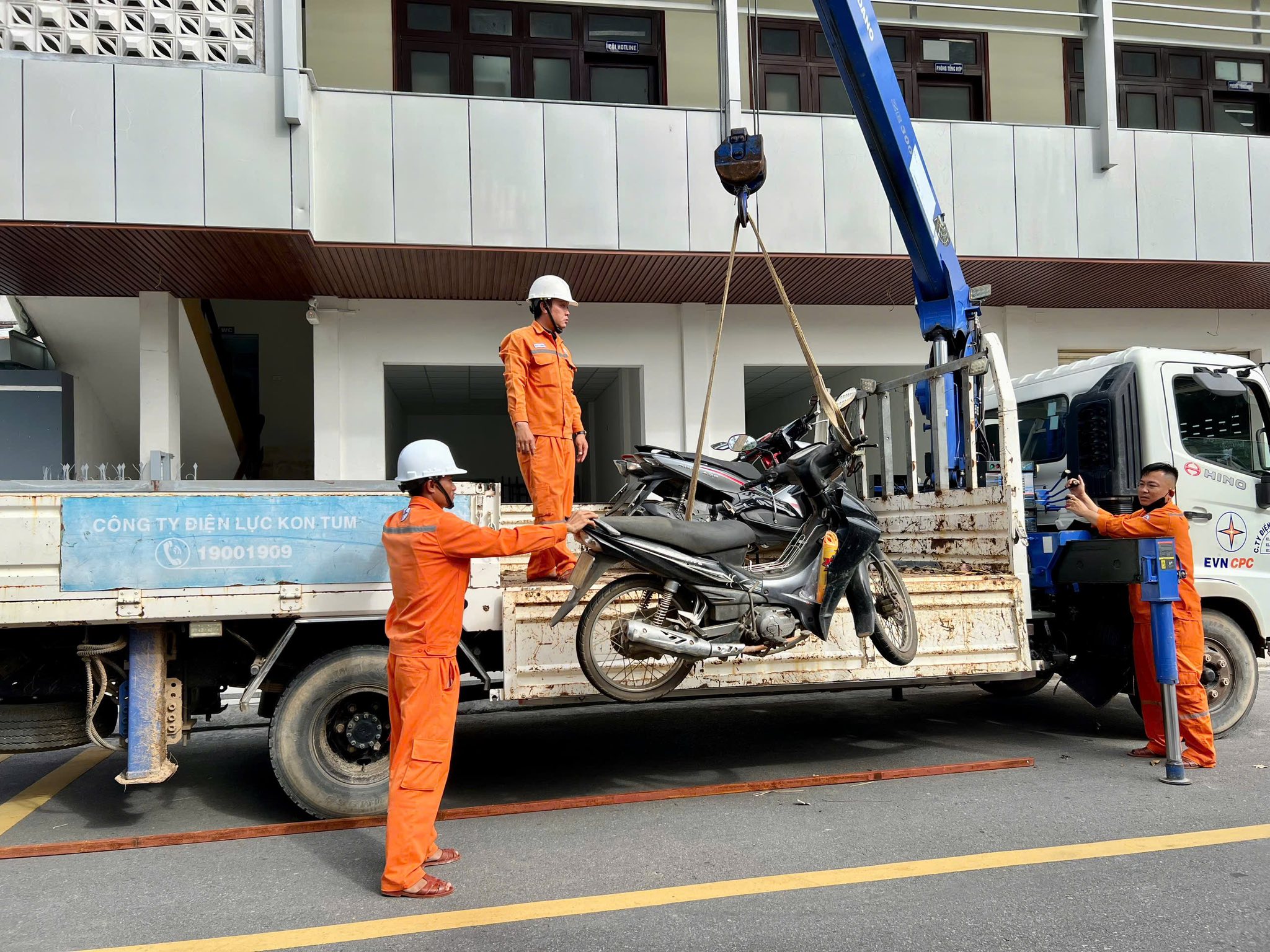 C&ocirc;ng nh&acirc;n m&ocirc;i trường, điện lực Quảng Ng&atilde;i hỗ trợ người d&acirc;n Đắk Lắk sau lũ- Ảnh 7.