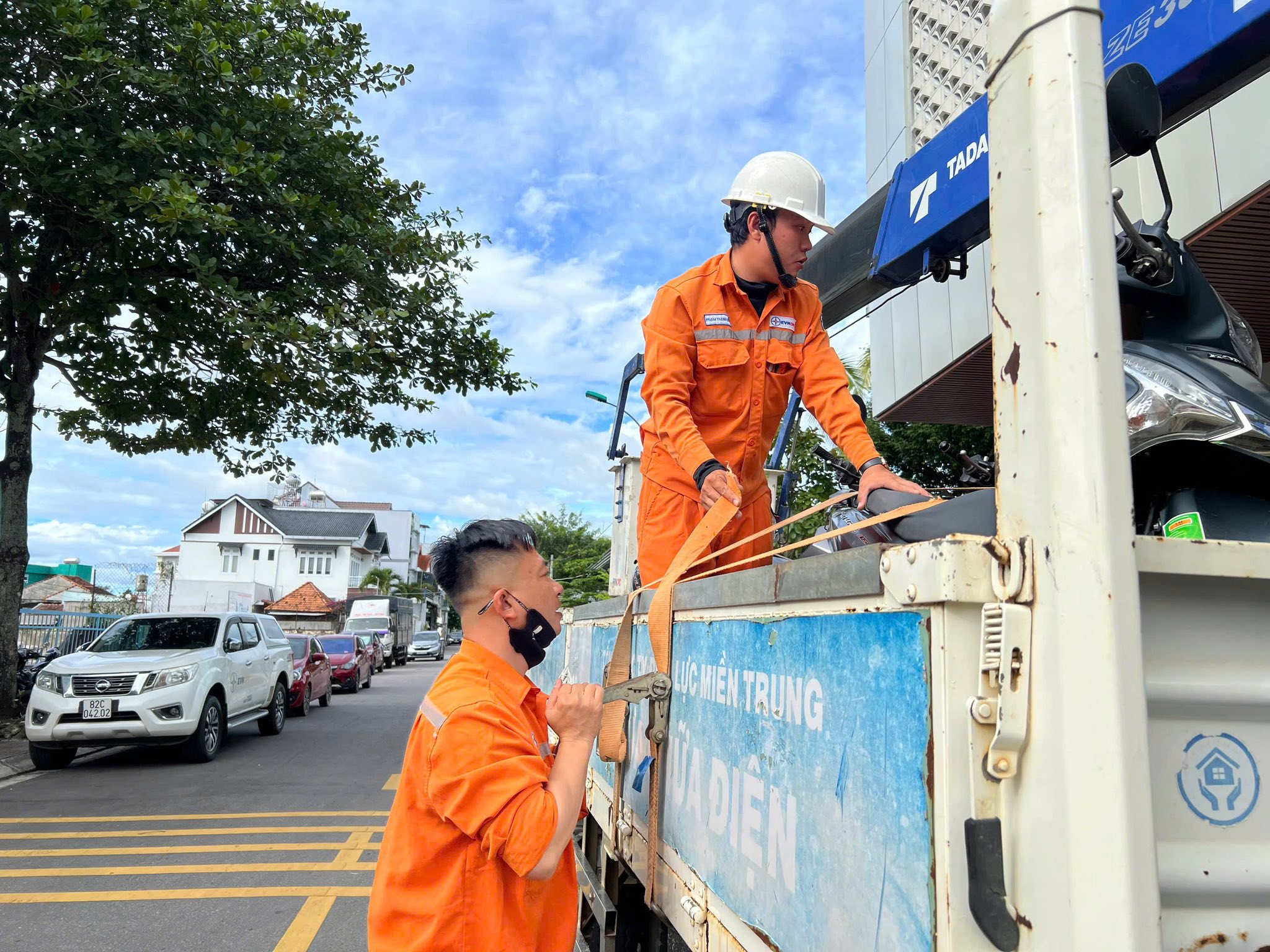 C&ocirc;ng nh&acirc;n m&ocirc;i trường, điện lực Quảng Ng&atilde;i hỗ trợ người d&acirc;n Đắk Lắk sau lũ- Ảnh 8.