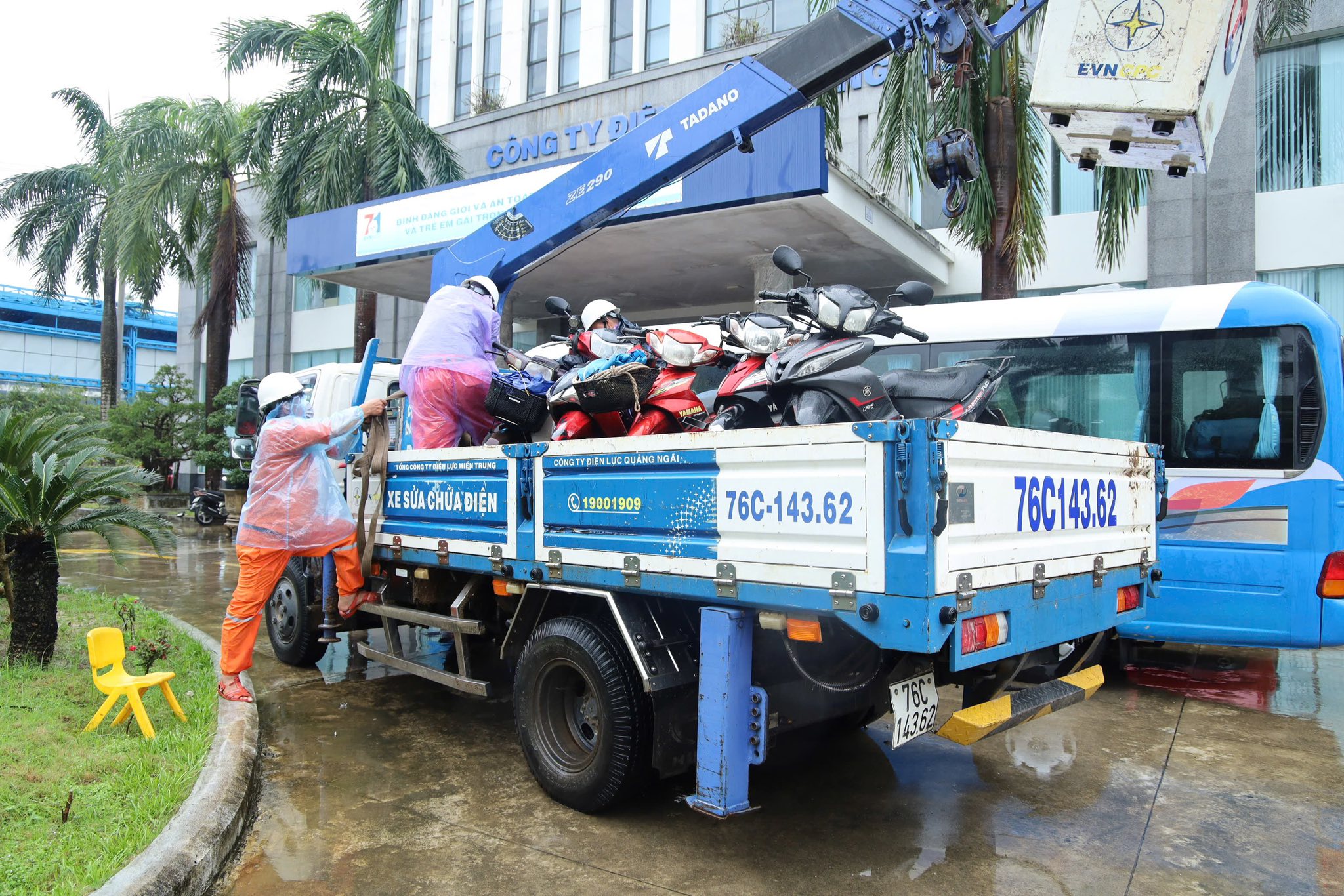 C&ocirc;ng nh&acirc;n m&ocirc;i trường, điện lực Quảng Ng&atilde;i hỗ trợ người d&acirc;n Đắk Lắk sau lũ- Ảnh 5.