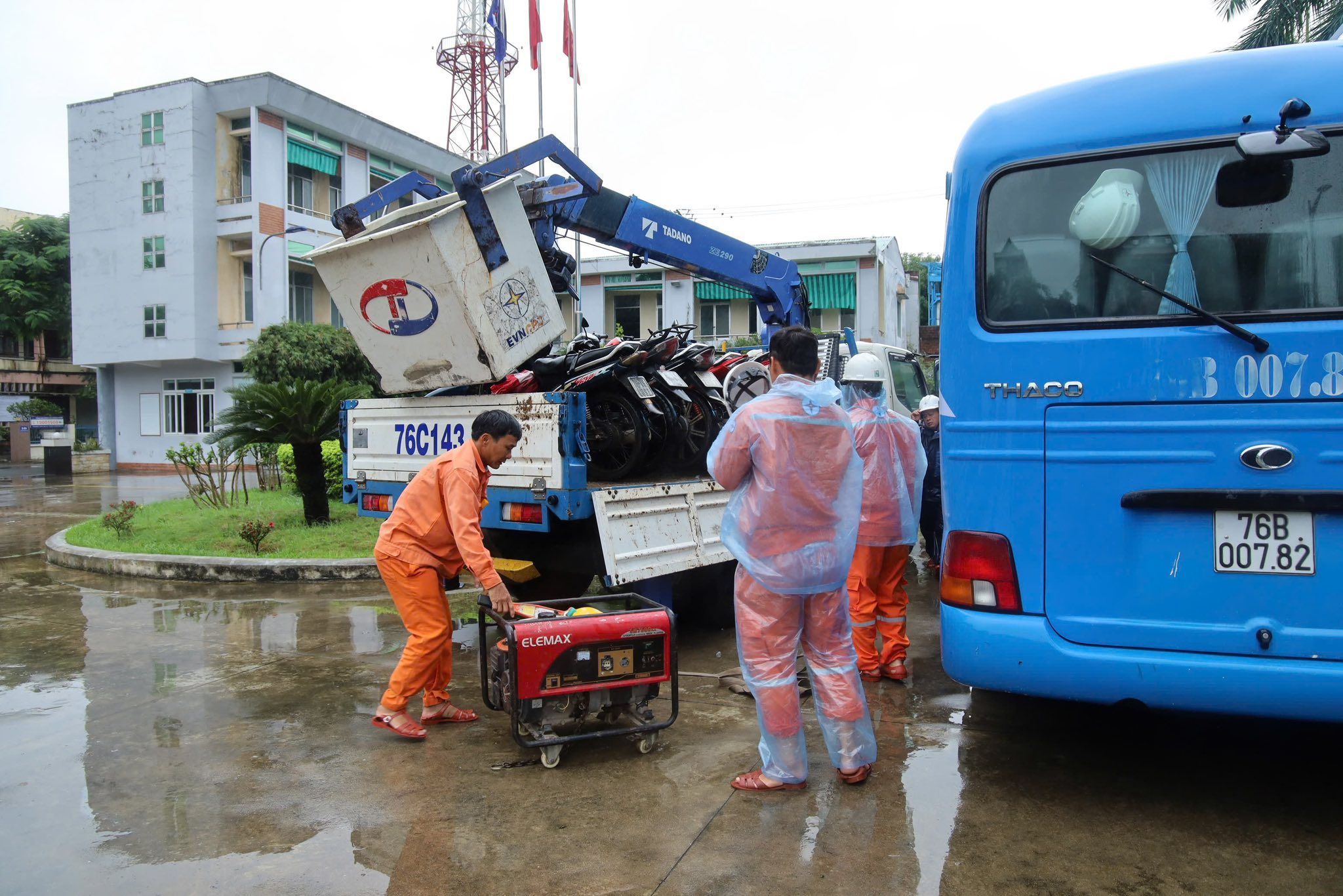 C&ocirc;ng nh&acirc;n m&ocirc;i trường, điện lực Quảng Ng&atilde;i hỗ trợ người d&acirc;n Đắk Lắk sau lũ- Ảnh 6.
