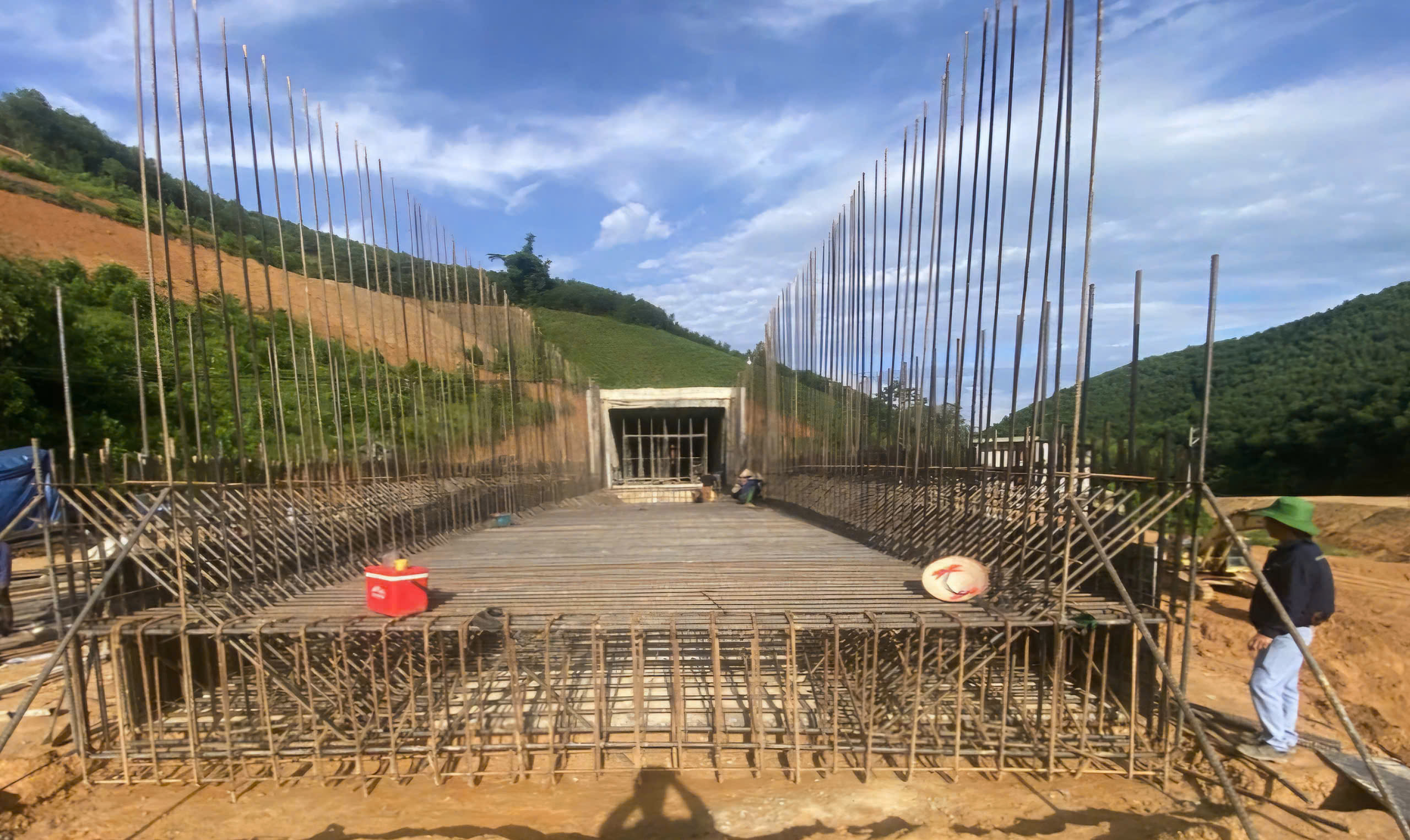 Cienco8 tăng tốc tr&ecirc;n c&ocirc;ng tr&igrave;nh giao th&ocirc;ng lớn của địa phương- Ảnh 1.