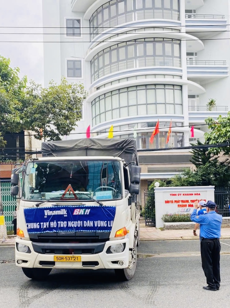 48 tấn sữa v&agrave; nước uống của Vinamilk đến rốn lũ miền Trung v&agrave; T&acirc;y Nguy&ecirc;n- Ảnh 3.