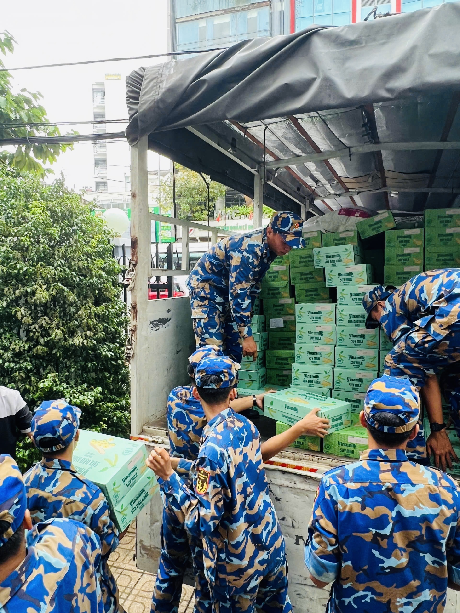 48 tấn sữa v&agrave; nước uống của Vinamilk đến rốn lũ miền Trung v&agrave; T&acirc;y Nguy&ecirc;n- Ảnh 5.