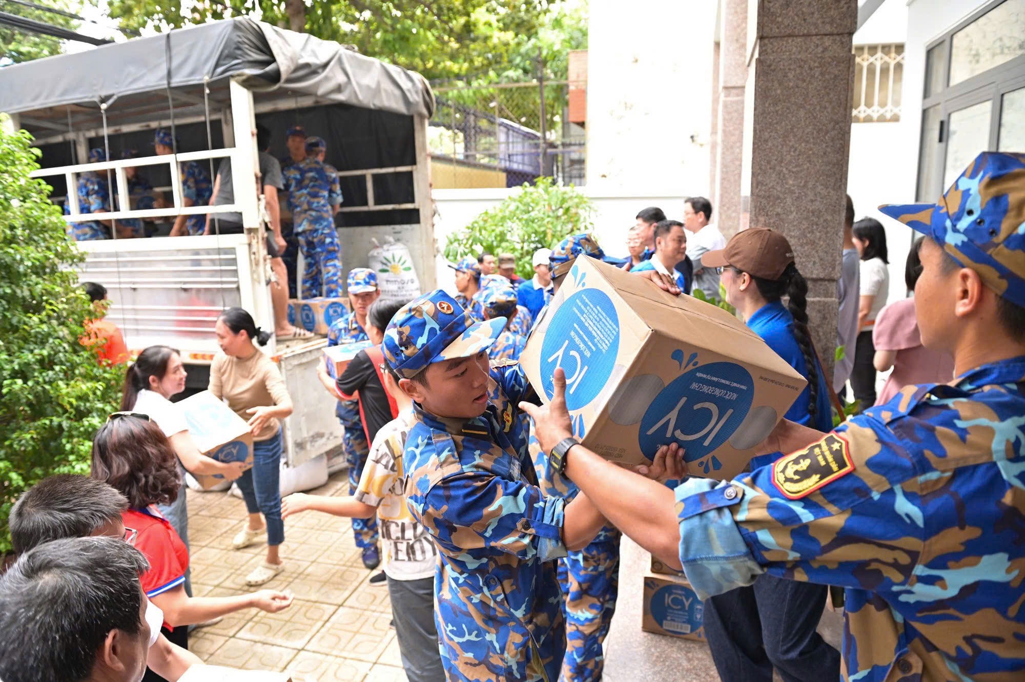 48 tấn sữa v&agrave; nước uống của Vinamilk đến rốn lũ miền Trung v&agrave; T&acirc;y Nguy&ecirc;n- Ảnh 6.