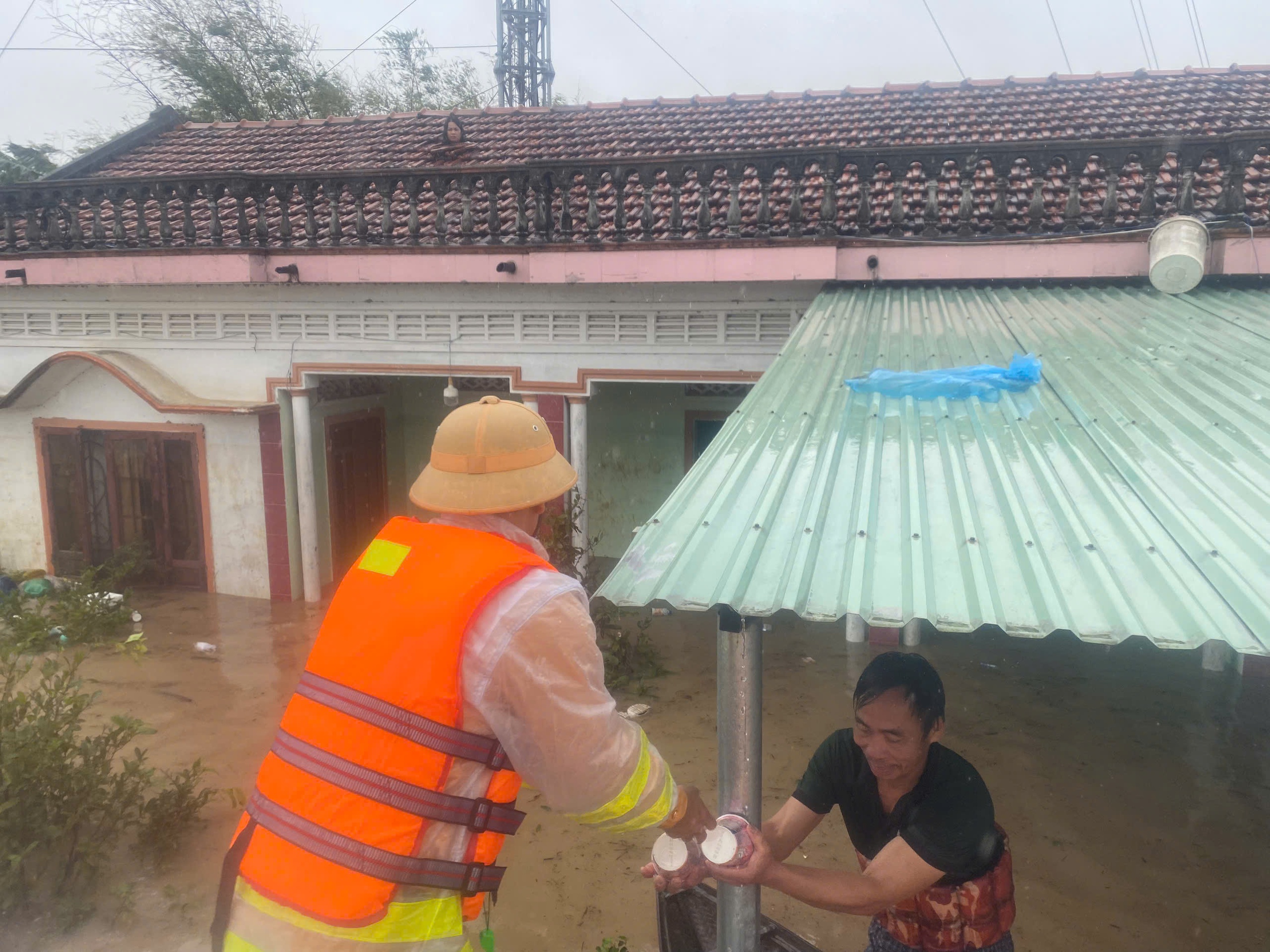 Dồn lực cứu trợ rốn lũ miền Trung: Trực thăng thả lương thực, th&ecirc;m nhiều đo&agrave;n tiếp tế- Ảnh 3.