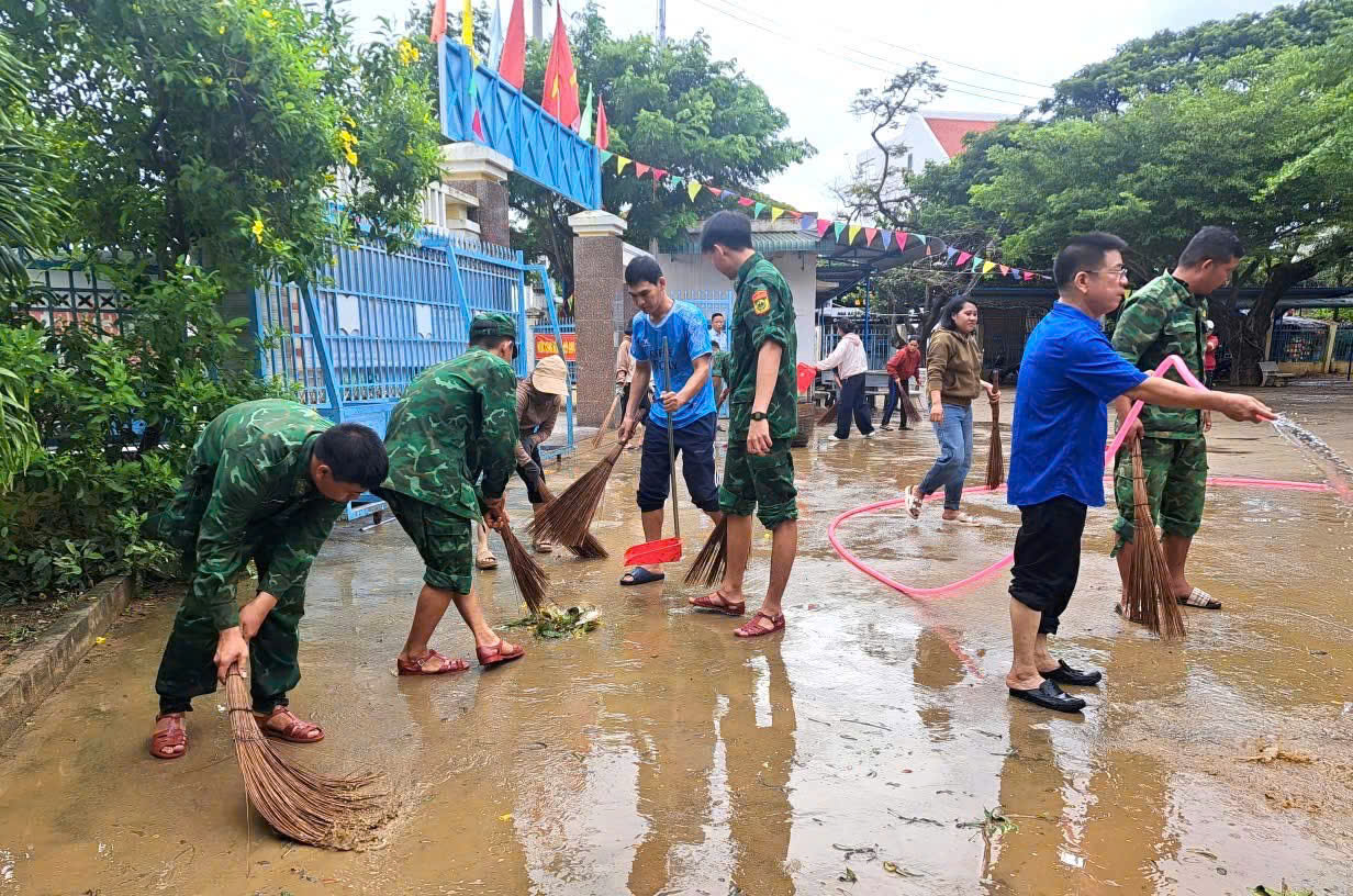 Dồn lực cứu trợ rốn lũ miền Trung: Trực thăng thả lương thực, th&ecirc;m nhiều đo&agrave;n tiếp tế- Ảnh 5.