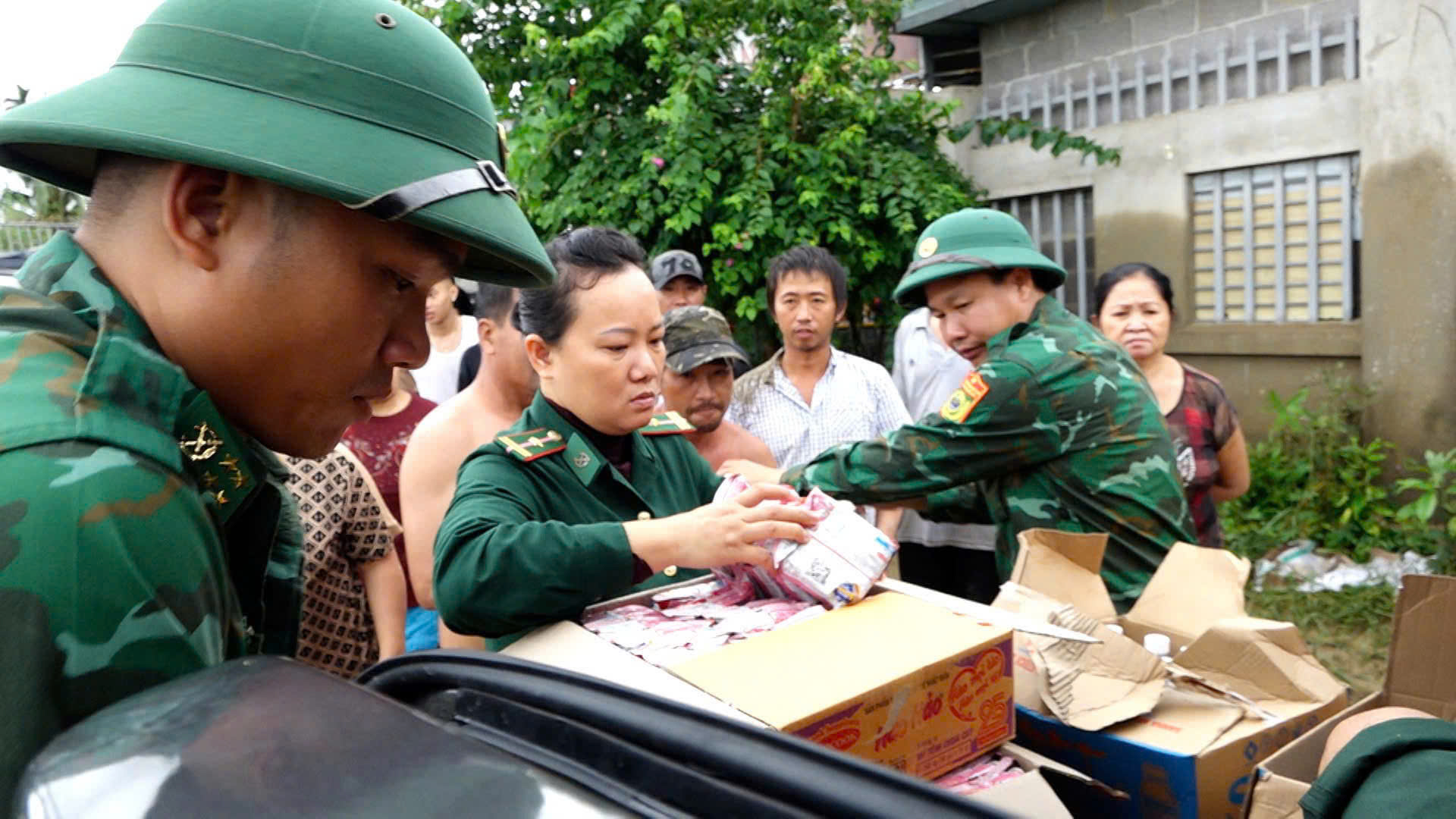 Dồn lực cứu trợ rốn lũ miền Trung: Trực thăng thả lương thực, th&ecirc;m nhiều đo&agrave;n tiếp tế- Ảnh 6.