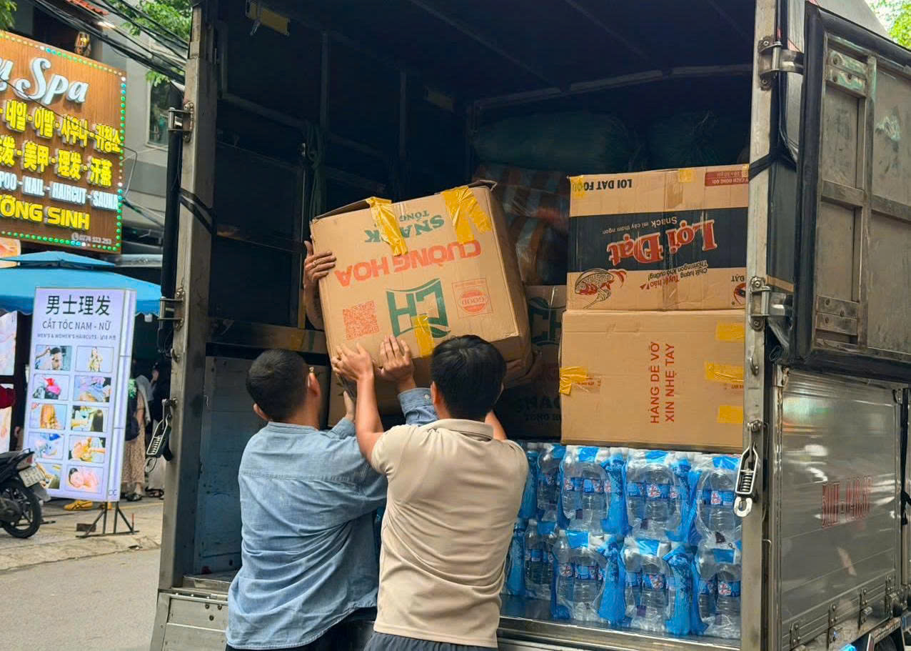 Dồn lực cứu trợ rốn lũ miền Trung: Trực thăng thả lương thực, th&ecirc;m nhiều đo&agrave;n tiếp tế- Ảnh 9.