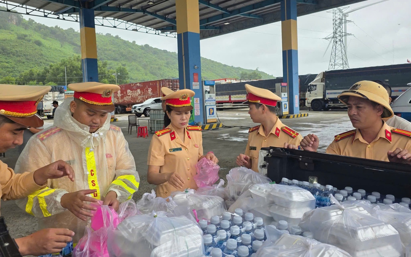 Khánh Hòa: Tai nạn trên đại lộ Võ Nguyên Giáp khiến một người tử vong- Ảnh 2. Khánh Hòa: Quốc lộ 1 thông xe trở lại, hàng nghìn phương tiện được giải tỏa