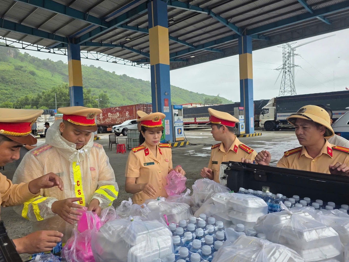 Kh&aacute;nh H&ograve;a: Quốc lộ 1 th&ocirc;ng xe trở lại, h&agrave;ng ngh&igrave;n phương tiện được giải tỏa- Ảnh 1.