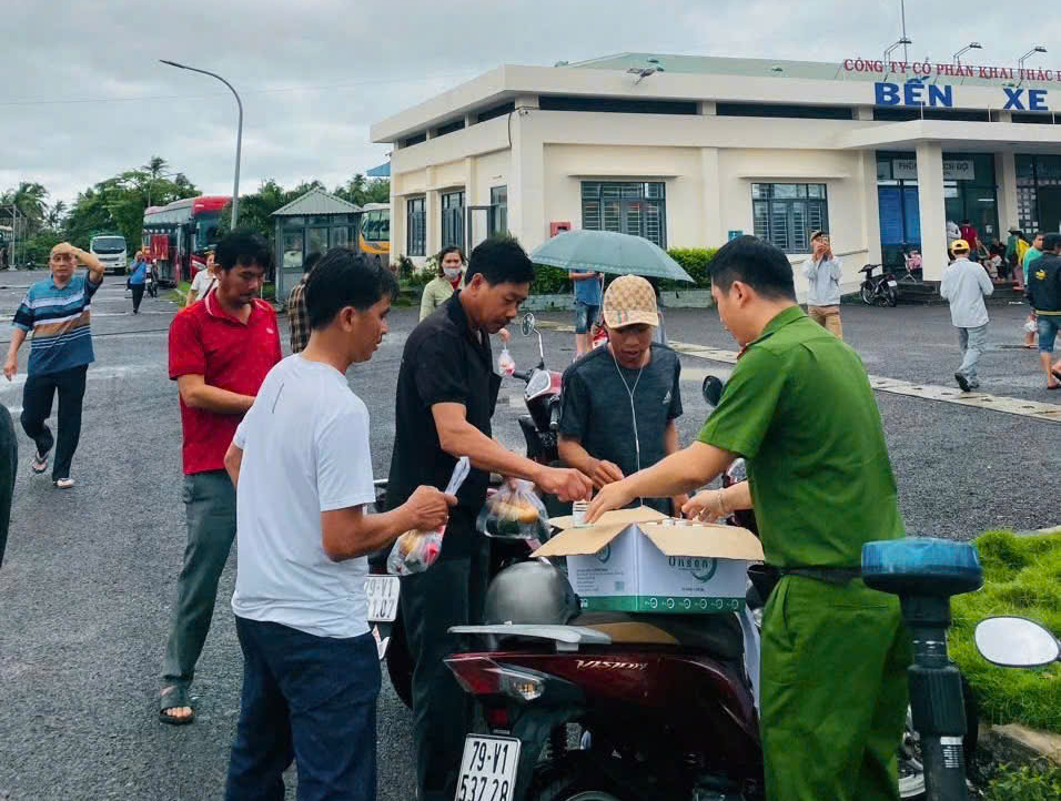 Kh&aacute;nh H&ograve;a: Quốc lộ 1 th&ocirc;ng xe trở lại, h&agrave;ng ngh&igrave;n phương tiện được giải tỏa- Ảnh 2.