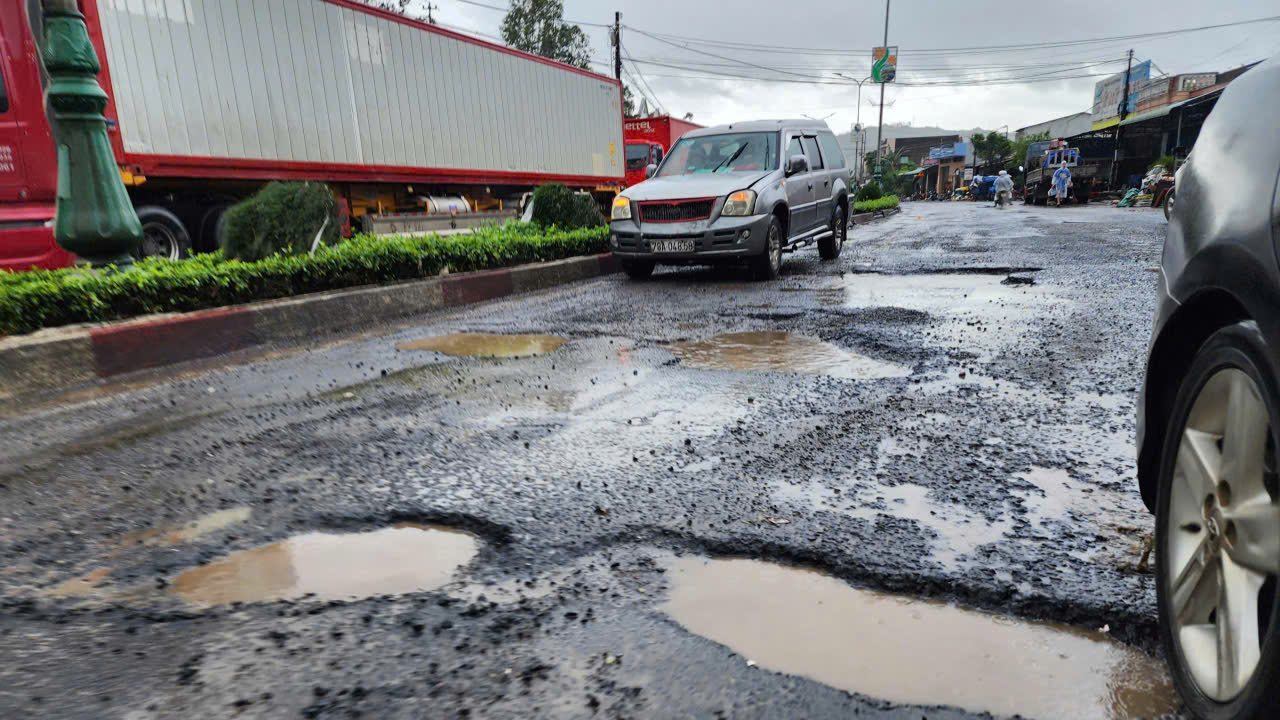 Rốn lũ H&ograve;a Thịnh tan hoang sau "đại hồng thủy": Cầu sập, đường g&atilde;y, giao th&ocirc;ng chia cắt- Ảnh 8.