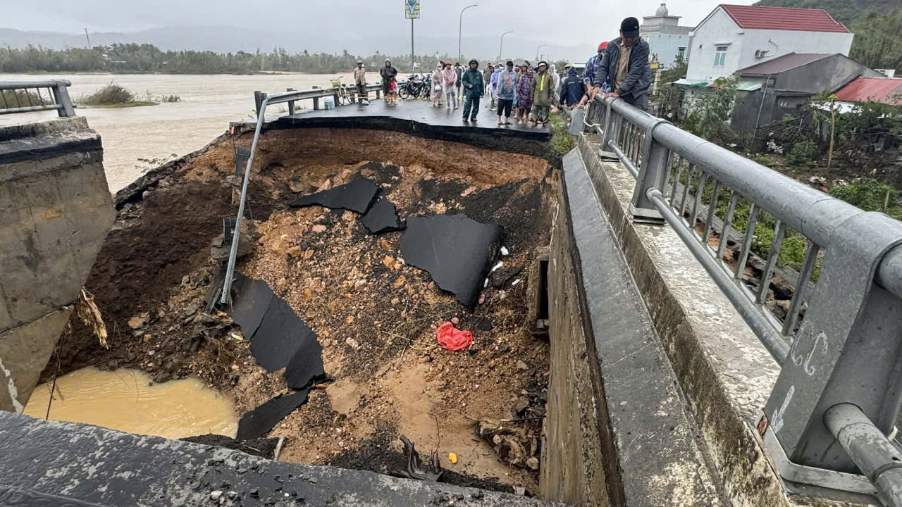 Rốn lũ H&ograve;a Thịnh tan hoang sau "đại hồng thủy": Cầu sập, đường g&atilde;y, giao th&ocirc;ng chia cắt- Ảnh 6.