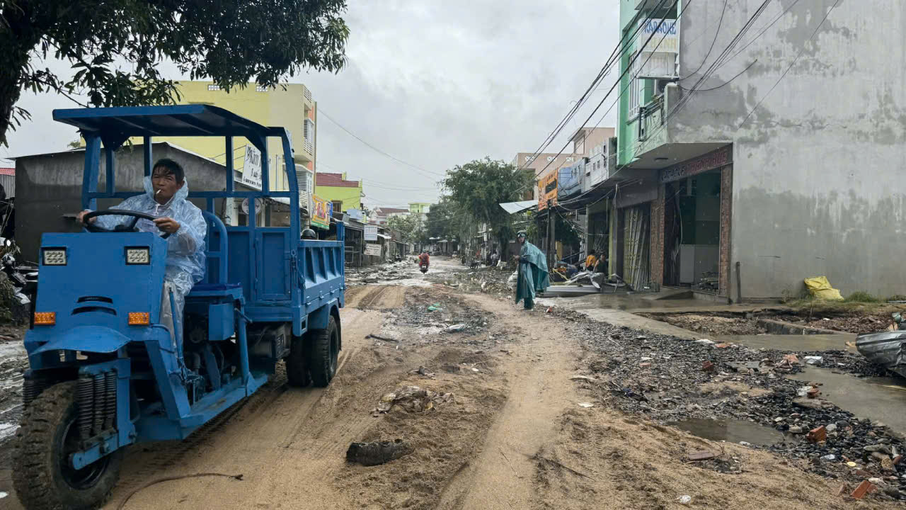 Rốn lũ H&ograve;a Thịnh tan hoang sau "đại hồng thủy": Cầu sập, đường g&atilde;y, giao th&ocirc;ng chia cắt- Ảnh 9.