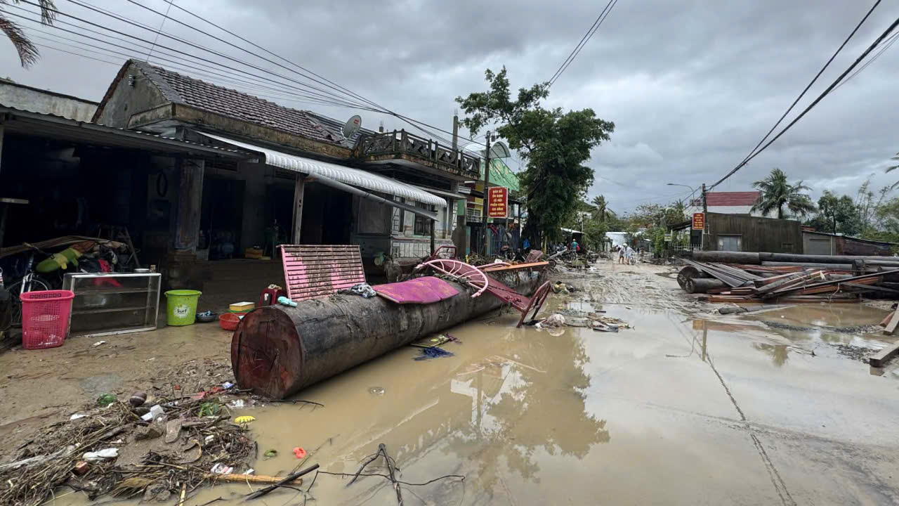 Rốn lũ H&ograve;a Thịnh tan hoang sau "đại hồng thủy": Cầu sập, đường g&atilde;y, giao th&ocirc;ng chia cắt- Ảnh 10.
