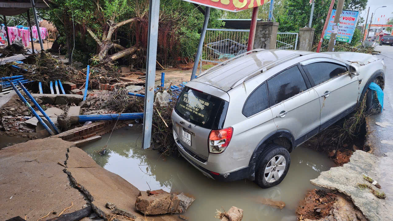Rốn lũ H&ograve;a Thịnh tan hoang sau "đại hồng thủy": Cầu sập, đường g&atilde;y, giao th&ocirc;ng chia cắt- Ảnh 7.