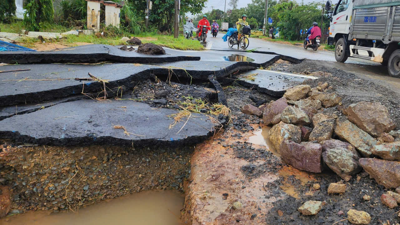 Rốn lũ H&ograve;a Thịnh tan hoang sau "đại hồng thủy": Cầu sập, đường g&atilde;y, giao th&ocirc;ng chia cắt- Ảnh 2.