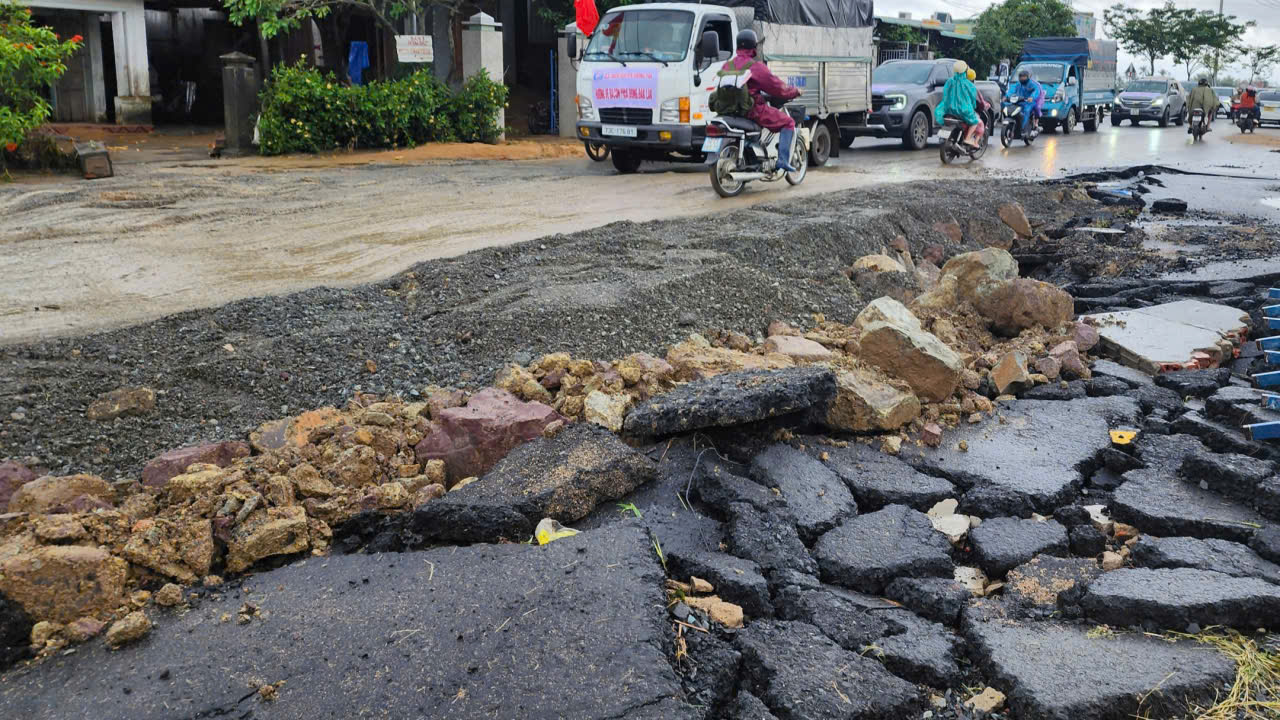 Rốn lũ H&ograve;a Thịnh tan hoang sau "đại hồng thủy": Cầu sập, đường g&atilde;y, giao th&ocirc;ng chia cắt- Ảnh 3.