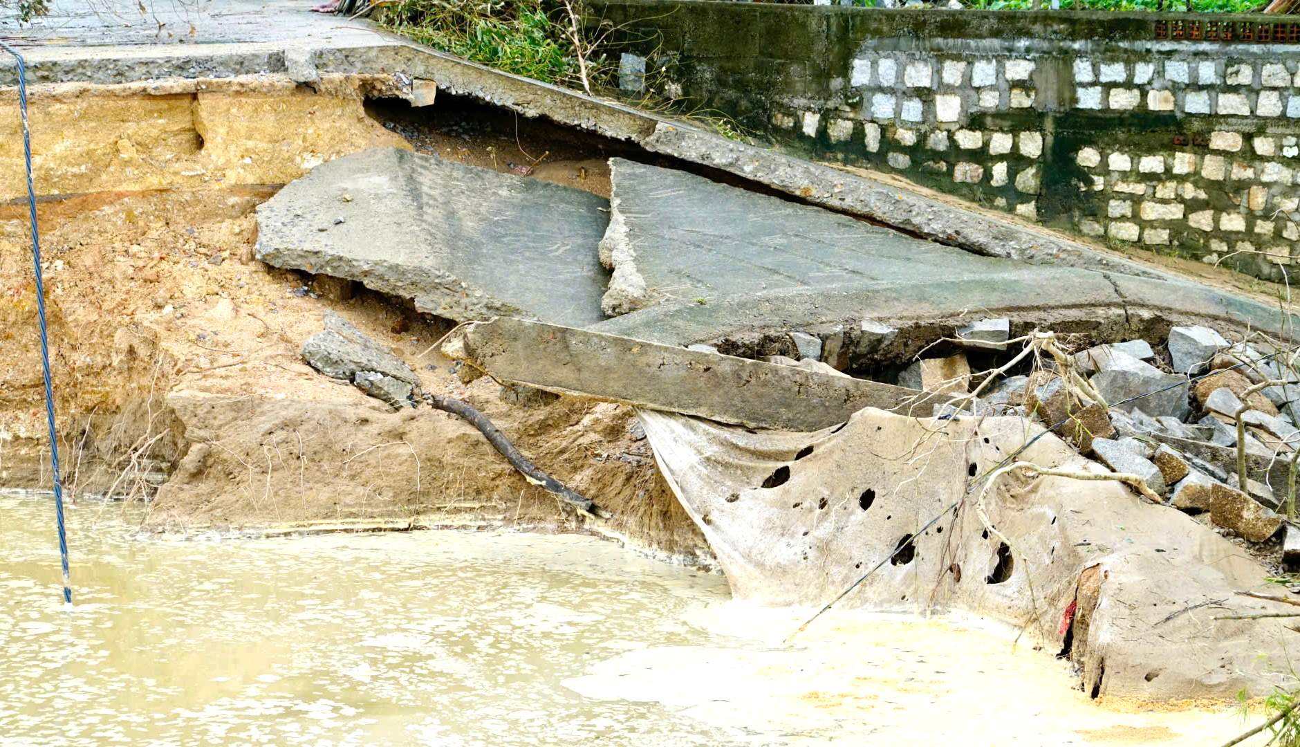 Gia Lai: Người d&acirc;n Luật Lễ bật kh&oacute;c khi về lại nh&agrave; sau đ&ecirc;m vỡ đ&ecirc; kinh ho&agrave;ng- Ảnh 7.