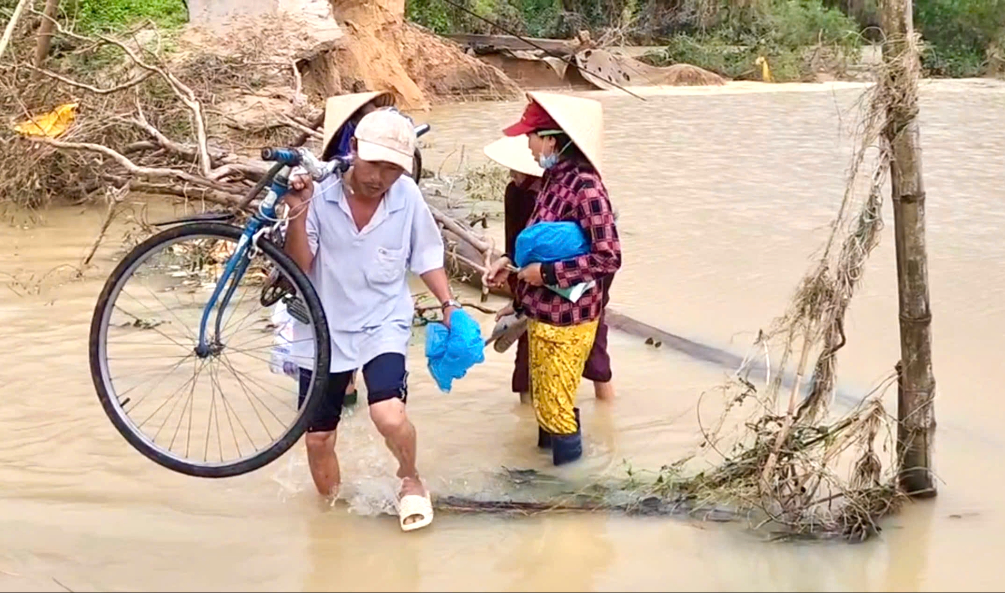 Gia Lai: Người d&acirc;n Luật Lễ bật kh&oacute;c khi về lại nh&agrave; sau đ&ecirc;m vỡ đ&ecirc; kinh ho&agrave;ng- Ảnh 13.