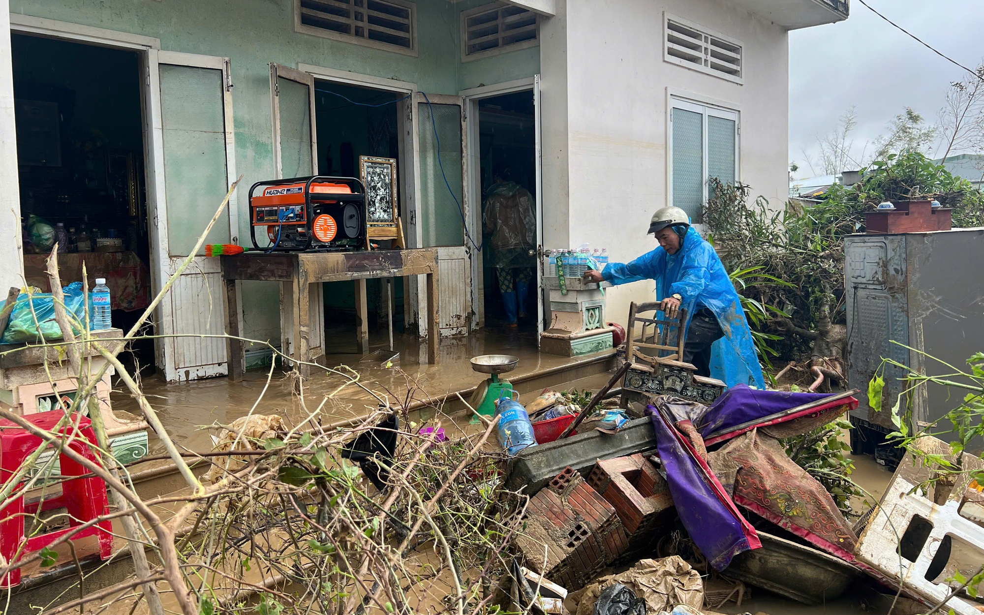 Gia Lai: Nguy cơ tái lũ, nhiều xã khẩn cấp sơ tán người dân vùng trũng- Ảnh 3. Gia Lai: Người dân Luật Lễ bật khóc khi về lại nhà sau đêm vỡ đê kinh hoàng