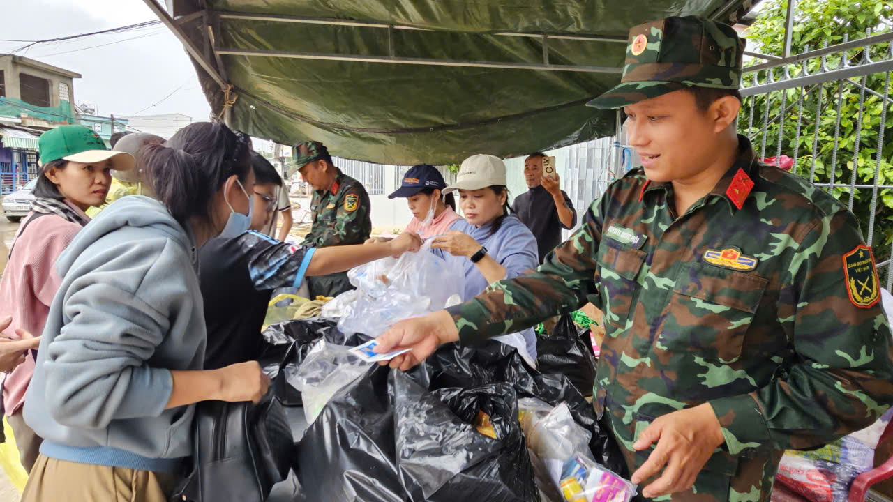 Người Diên Điền chia nhau nước ngọt, lội bùn nhão về nhà sau lũ- Ảnh 9. Người Diên Điền chia nhau nước ngọt, lội bùn nhão về nhà sau lũ- Ảnh 9.