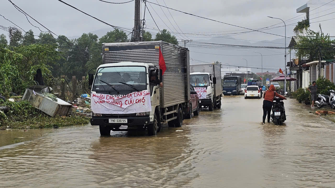 Người Diên Điền chia nhau nước ngọt, lội bùn nhão về nhà sau lũ- Ảnh 3. Người Diên Điền chia nhau nước ngọt, lội bùn nhão về nhà sau lũ- Ảnh 3.