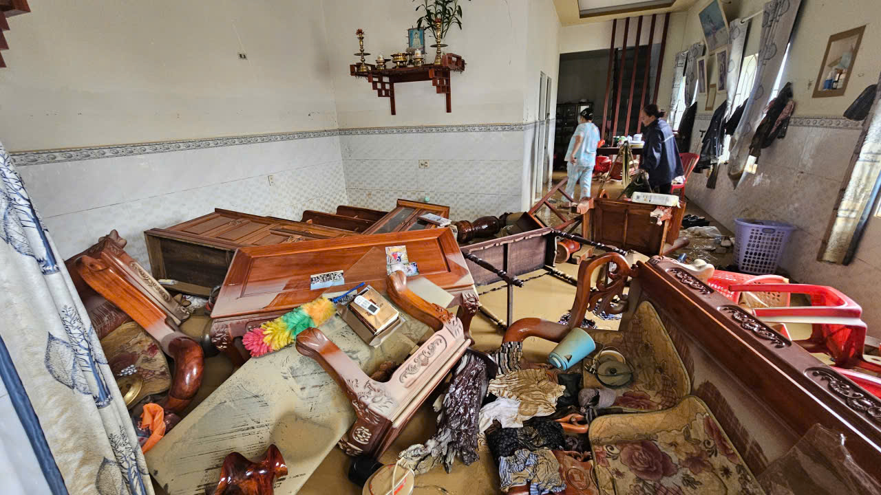 Người Diên Điền chia nhau nước ngọt, lội bùn nhão về nhà sau lũ- Ảnh 5. Người Diên Điền chia nhau nước ngọt, lội bùn nhão về nhà sau lũ- Ảnh 5.