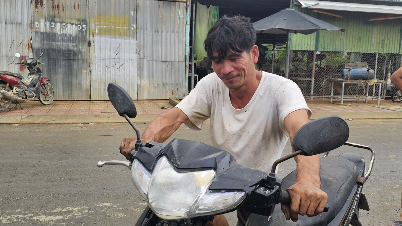 Người Diên Điền chia nhau nước ngọt, lội bùn nhão về nhà sau lũ- Ảnh 13. Người Diên Điền chia nhau nước ngọt, lội bùn nhão về nhà sau lũ- Ảnh 13.