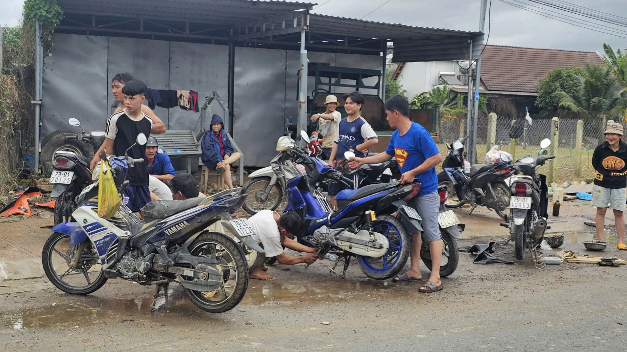 Người Diên Điền chia nhau nước ngọt, lội bùn nhão về nhà sau lũ- Ảnh 12. Người Diên Điền chia nhau nước ngọt, lội bùn nhão về nhà sau lũ- Ảnh 12.