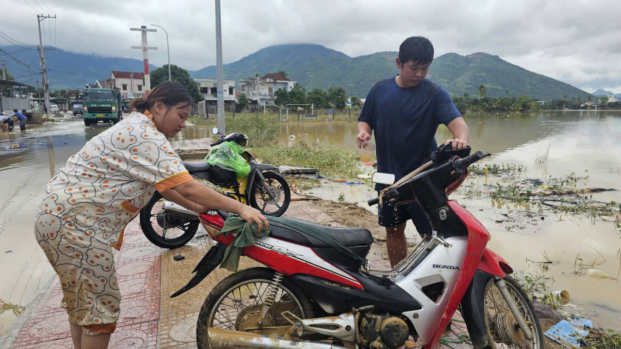 Người Diên Điền chia nhau nước ngọt, lội bùn nhão về nhà sau lũ- Ảnh 11. Người Diên Điền chia nhau nước ngọt, lội bùn nhão về nhà sau lũ- Ảnh 11.
