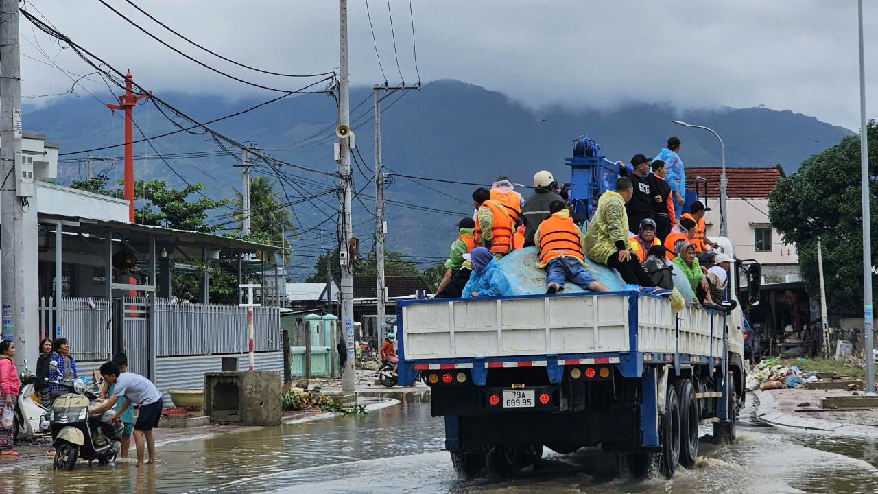 Người Diên Điền chia nhau nước ngọt, lội bùn nhão về nhà sau lũ- Ảnh 6. Người Diên Điền chia nhau nước ngọt, lội bùn nhão về nhà sau lũ- Ảnh 6.