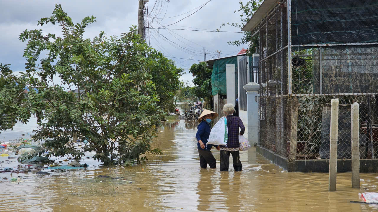 Người Diên Điền chia nhau nước ngọt, lội bùn nhão về nhà sau lũ- Ảnh 4. Người Diên Điền chia nhau nước ngọt, lội bùn nhão về nhà sau lũ- Ảnh 4.