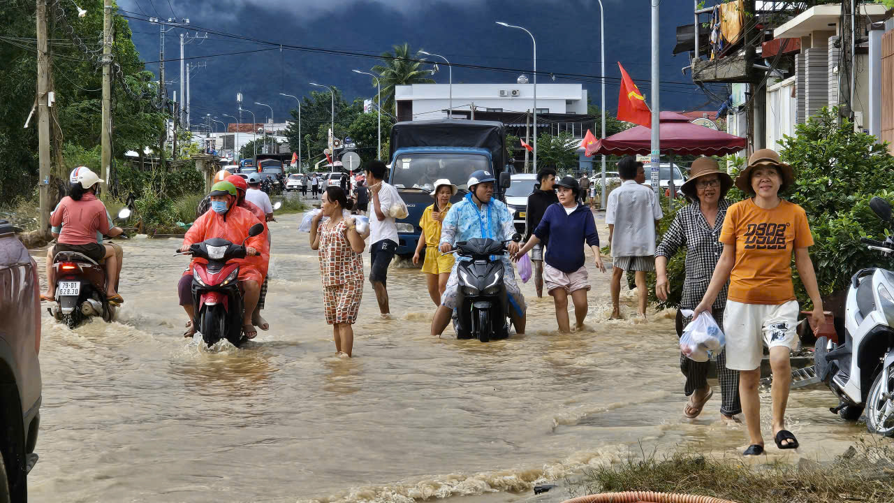 Người Diên Điền chia nhau nước ngọt, lội bùn nhão về nhà sau lũ- Ảnh 7. Người Diên Điền chia nhau nước ngọt, lội bùn nhão về nhà sau lũ- Ảnh 7.