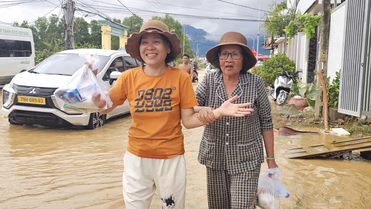 Người Diên Điền chia nhau nước ngọt, lội bùn nhão về nhà sau lũ- Ảnh 8. Người Diên Điền chia nhau nước ngọt, lội bùn nhão về nhà sau lũ- Ảnh 8.