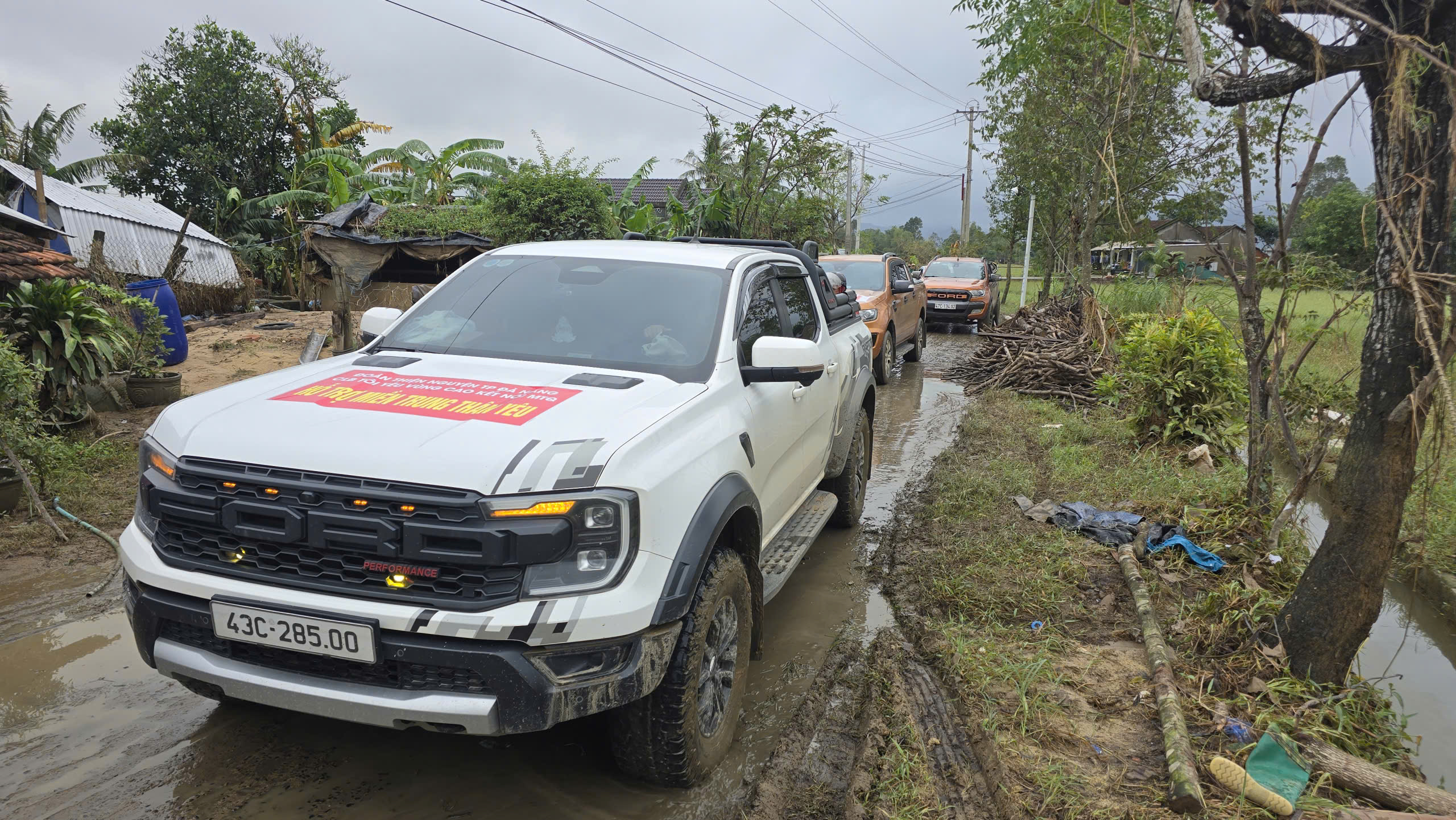 H&ograve;a Thịnh tan hoang sau lũ: Người d&acirc;n gồng m&igrave;nh v&eacute;t b&ugrave;n non, t&agrave;i sản bị mất sạch- Ảnh 15.